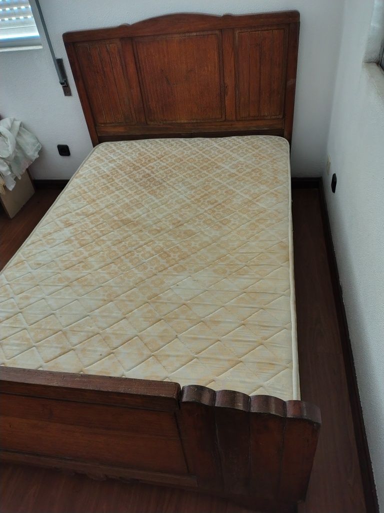 Cama  de madeira