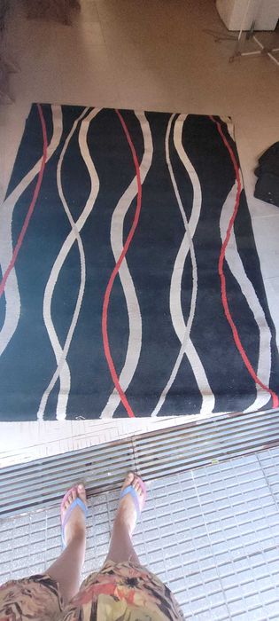 Tapete preto e vermelho