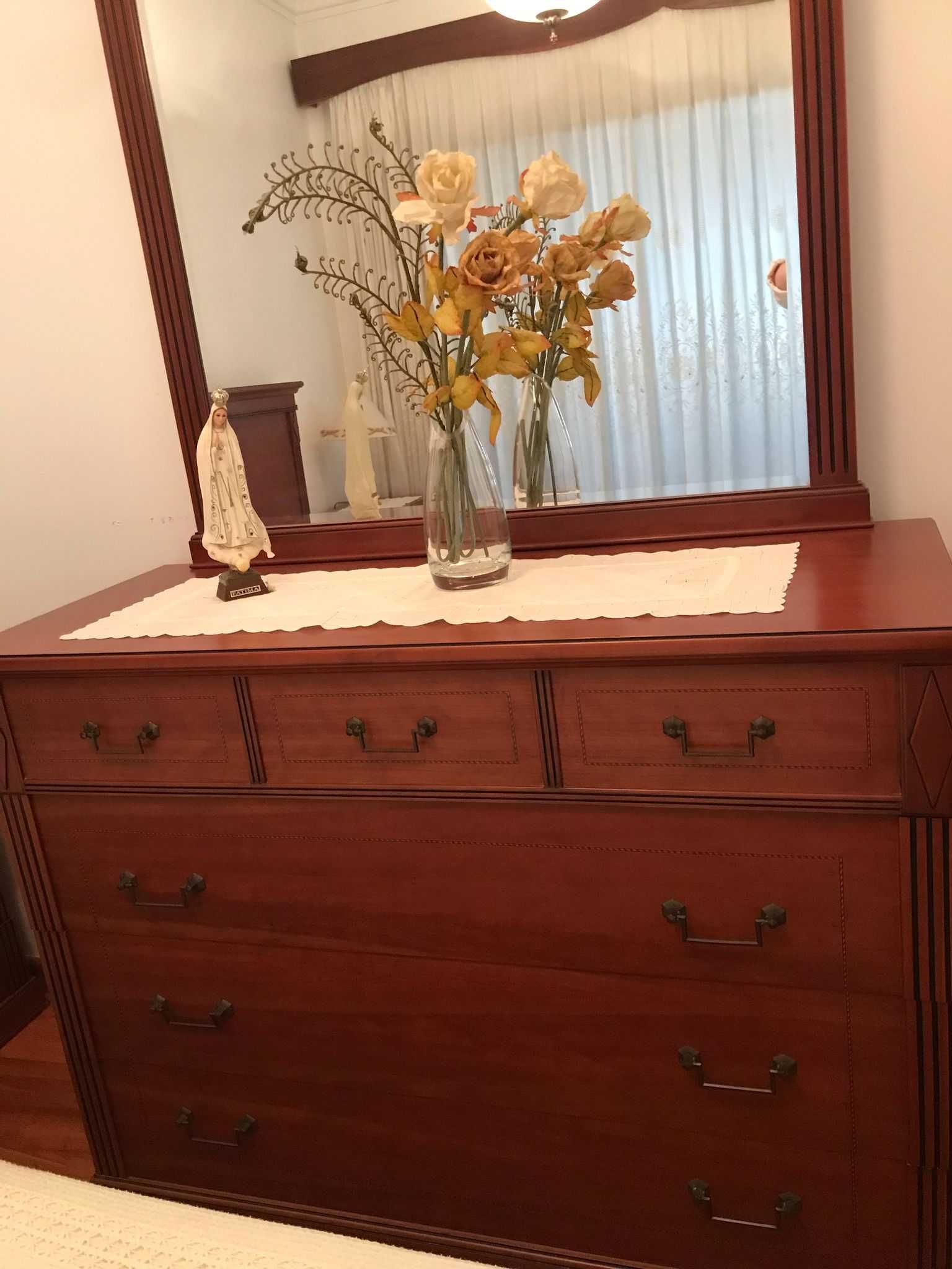 Mobilia de quarto de casal em cerejeira