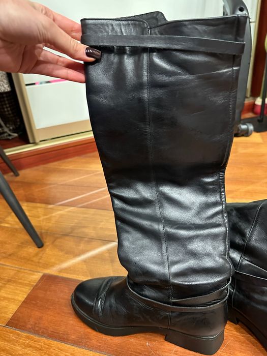 Продаю чорні жіночі чоботи 38 розміру