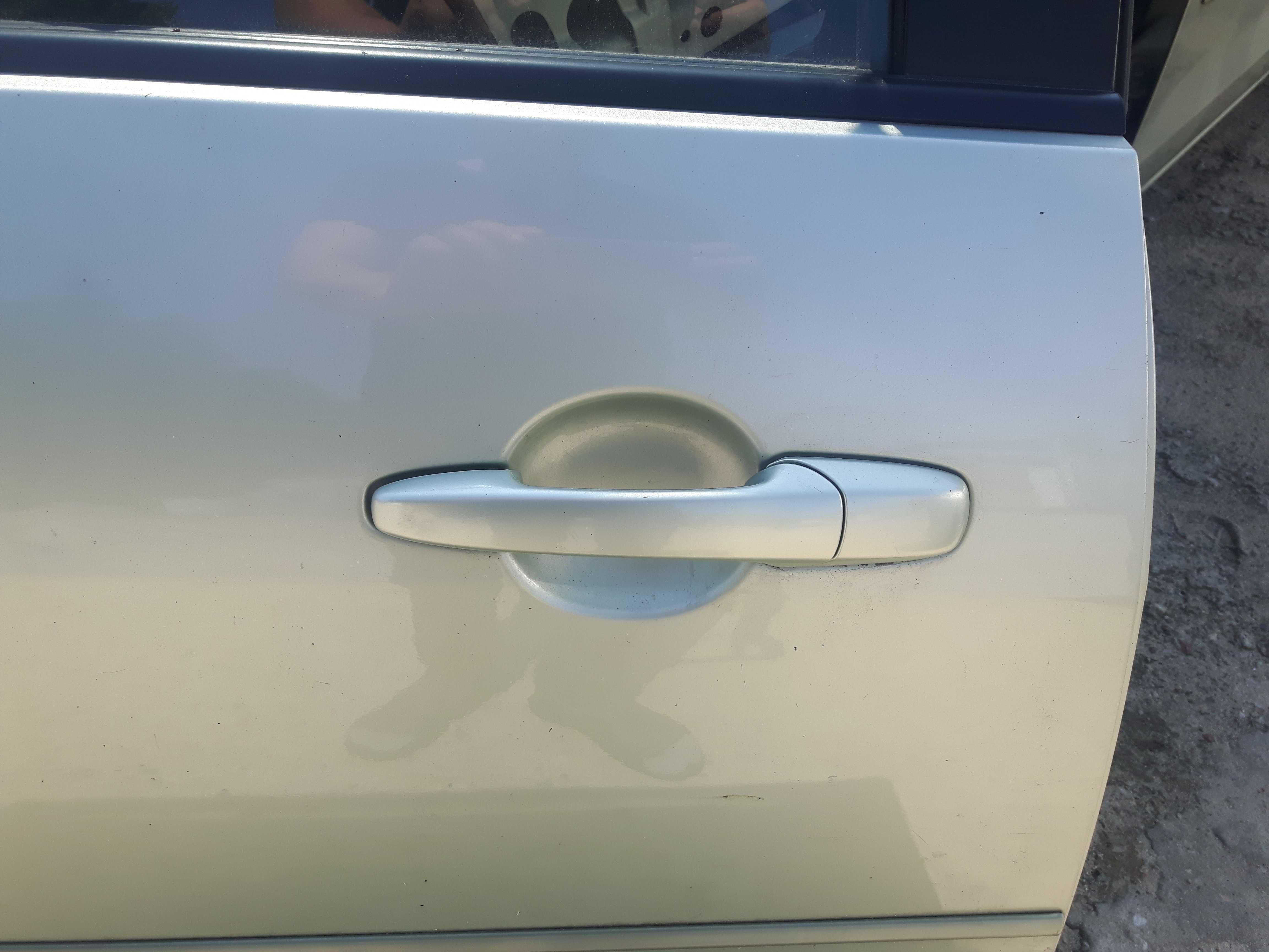 Mazda 5 2,0 D 08 - klamka drzwi prawy przód