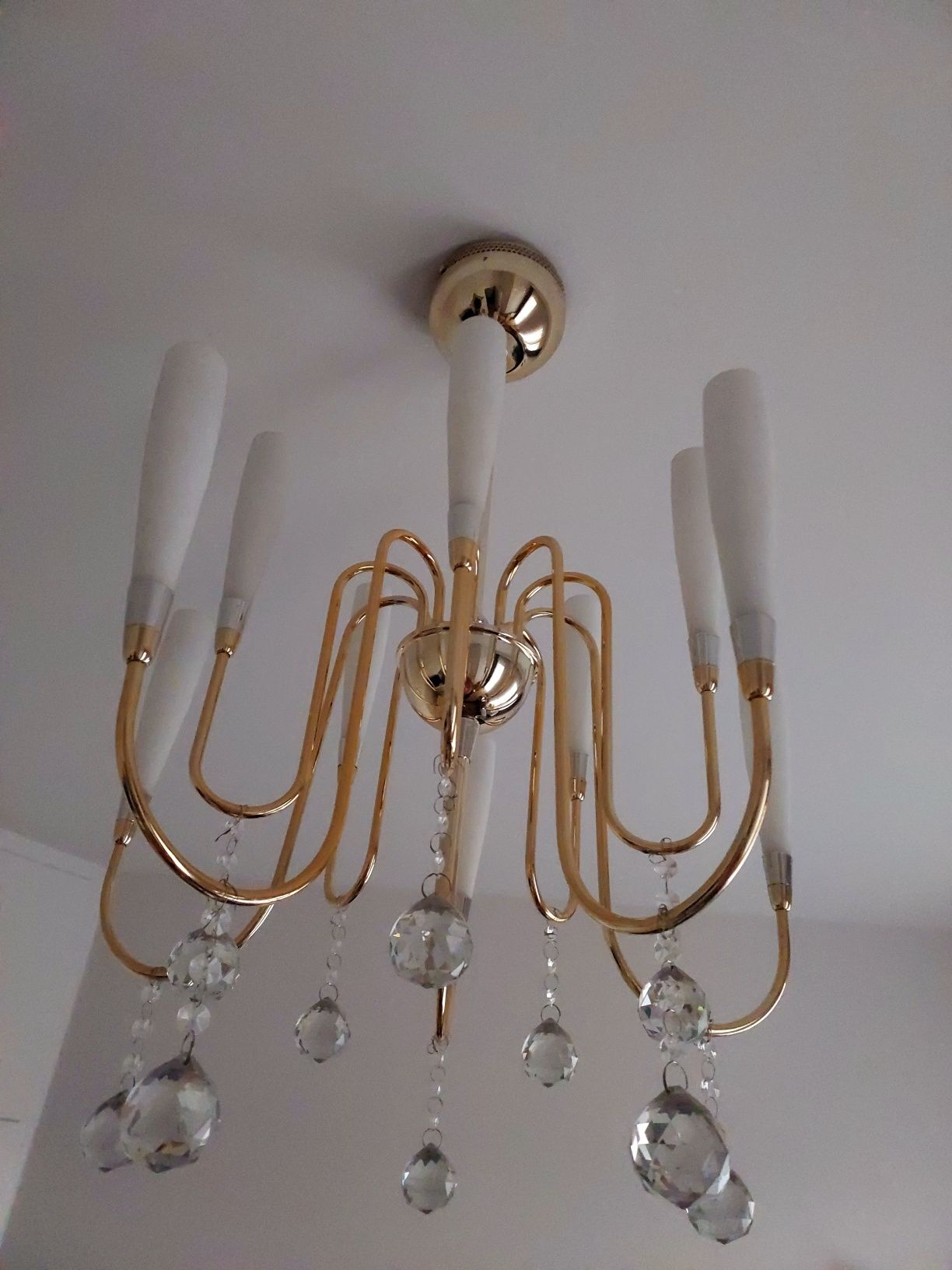 Żyrandol elegancki  koloru złotego