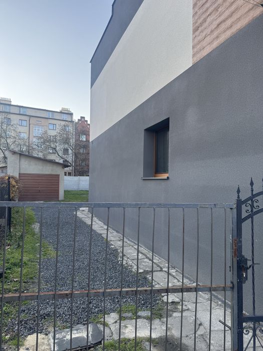 Garaz na terenie prywatnym