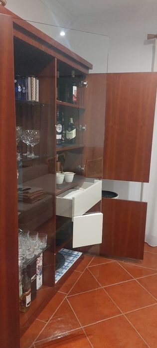 Cristaleira, louceiro e movel bar em cerejeira