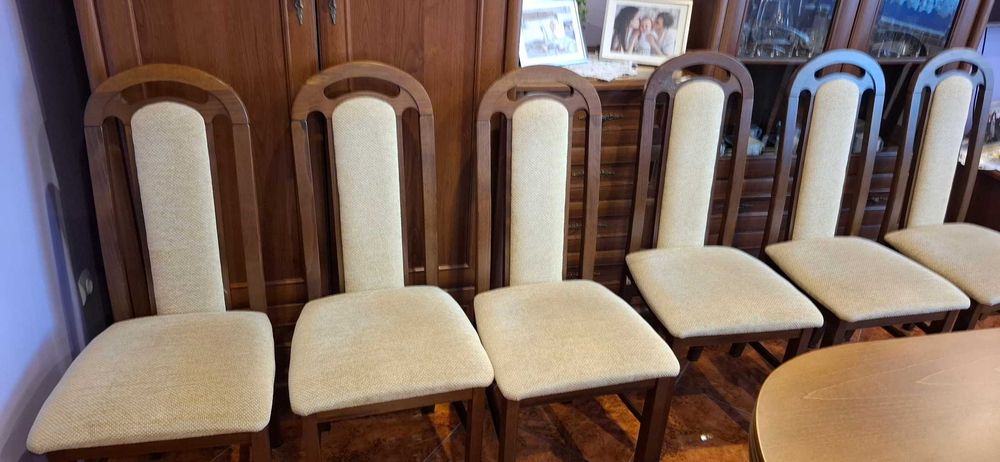 Stół owalny rozkładany i sześć krzeseł