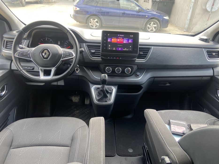 Wypożyczalnia wynajem busa 9 osobowego Renault Trafic manual automat