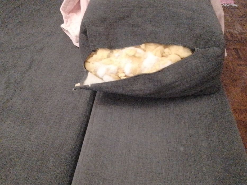 Sofá com chaise long e assentos deslizantes.