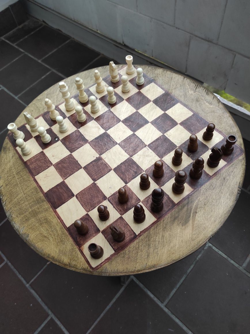 Szachownica stolik kawowy krzesło gra szachy