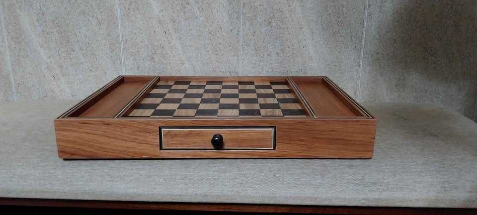 Jogo de tabuleiro de damas artesanal