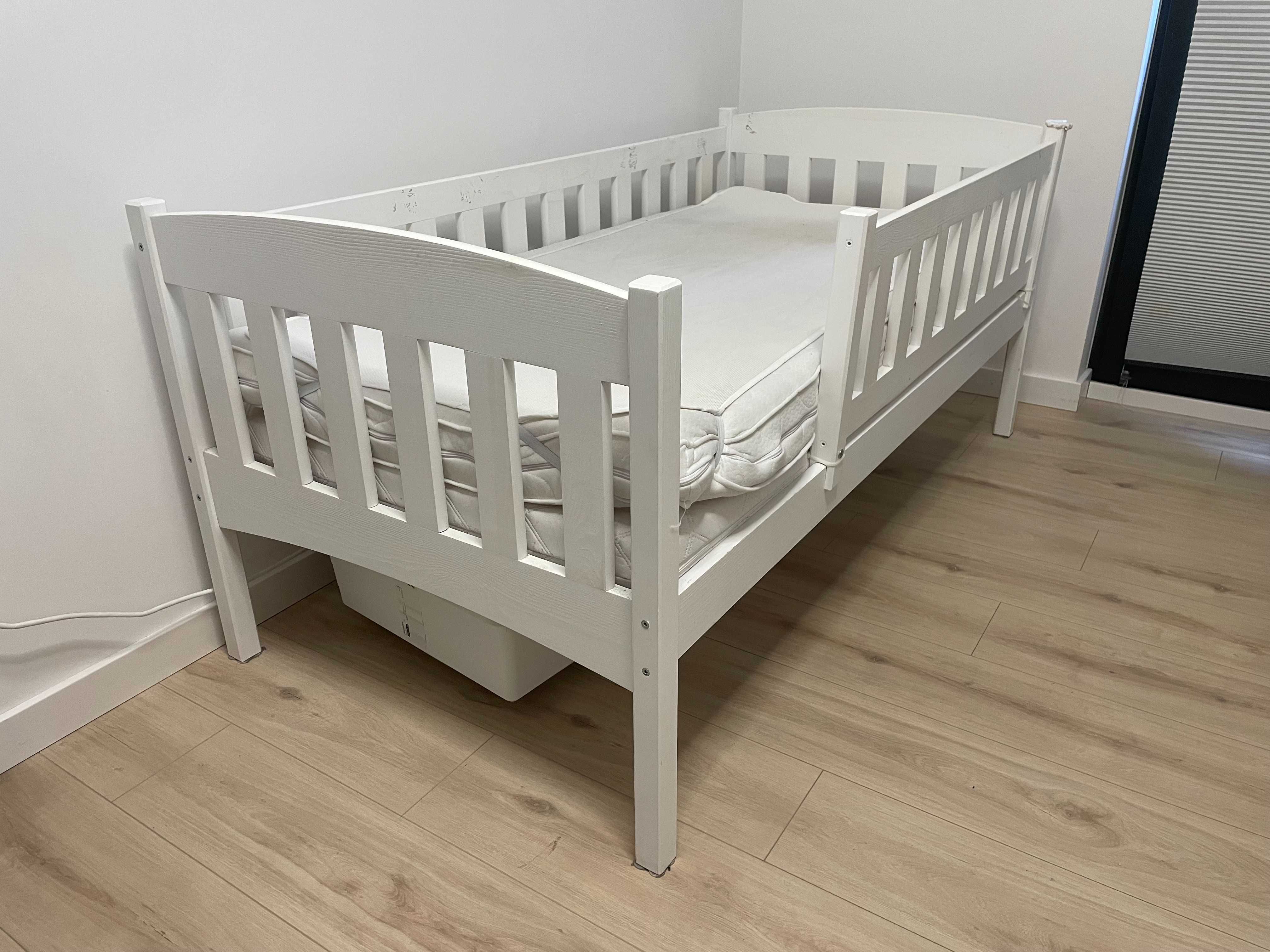Sprzedam łóżko dziecięce 80x160 z litego drewna + 2 materace