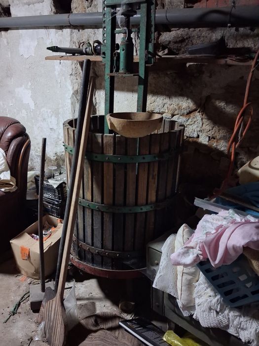 Prensa de uvas com pouco uso + pipos + adereços