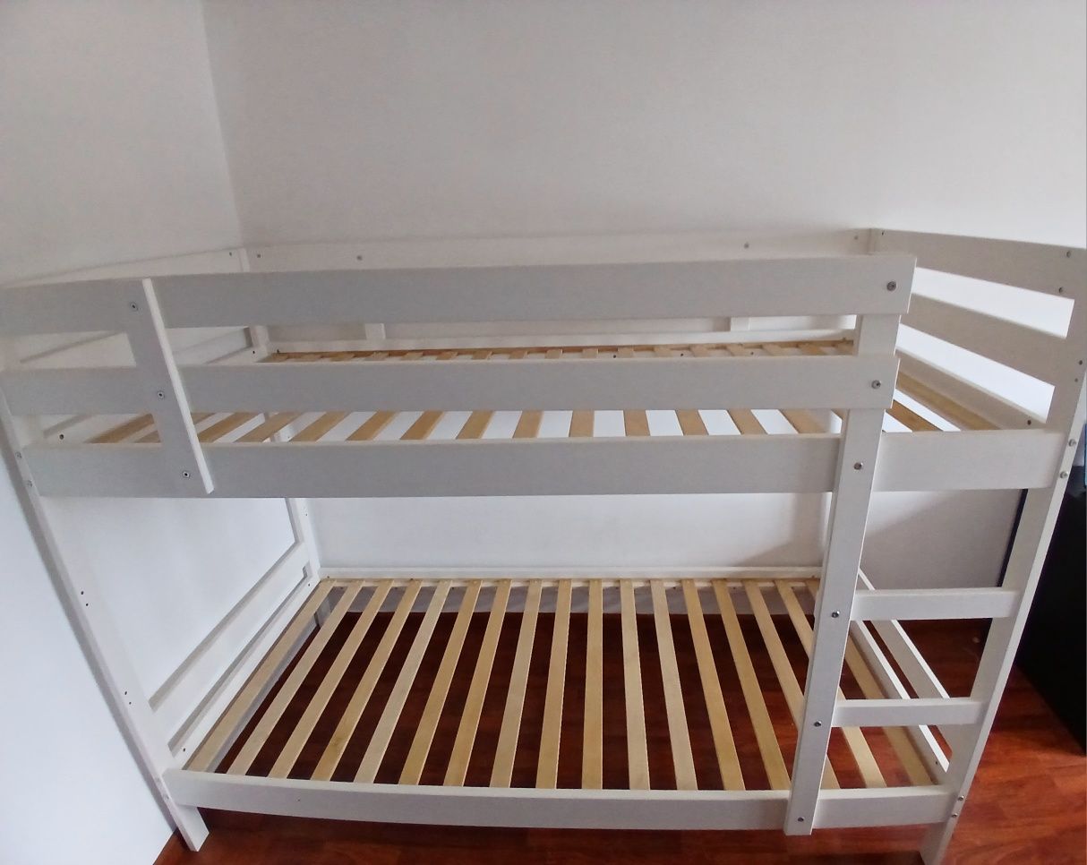 Cama dupla. 200 euros, manda messagens si querem falar do preço.