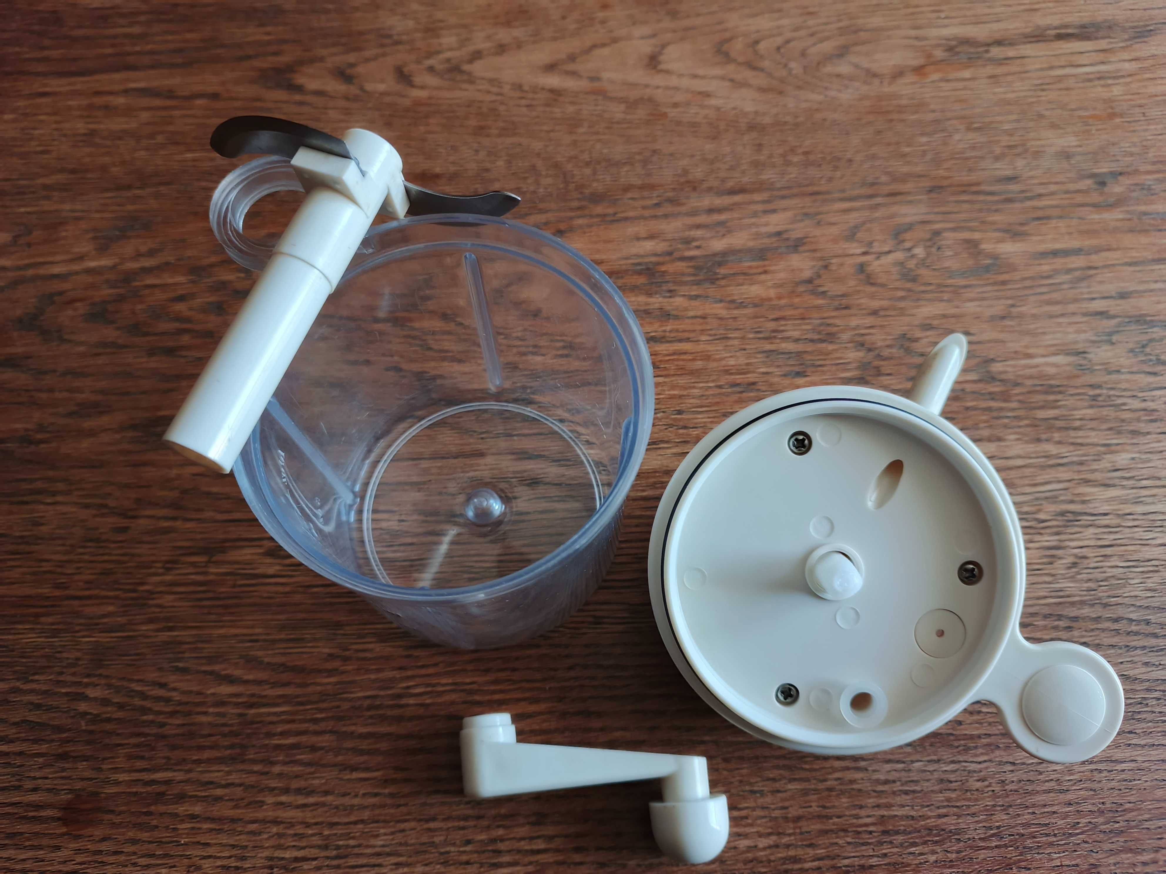 Sprzedam ręczny blender/szatkownicę z pojemnikiem 300ml