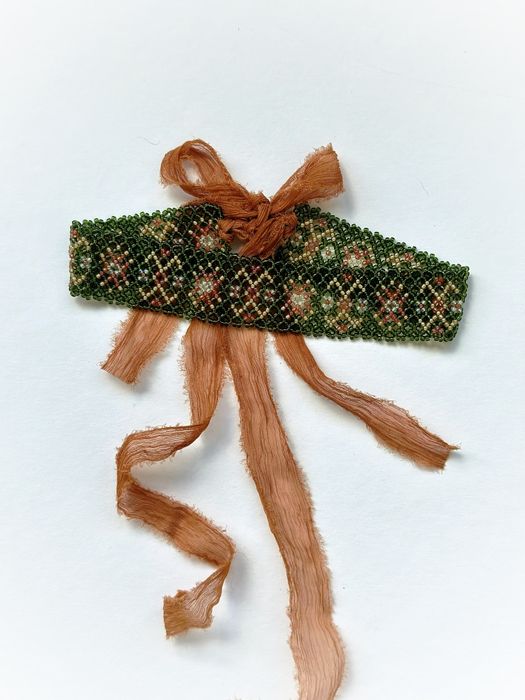 Смарагдова силянка з преміального бісеру TOHO на шовкових зав'язках