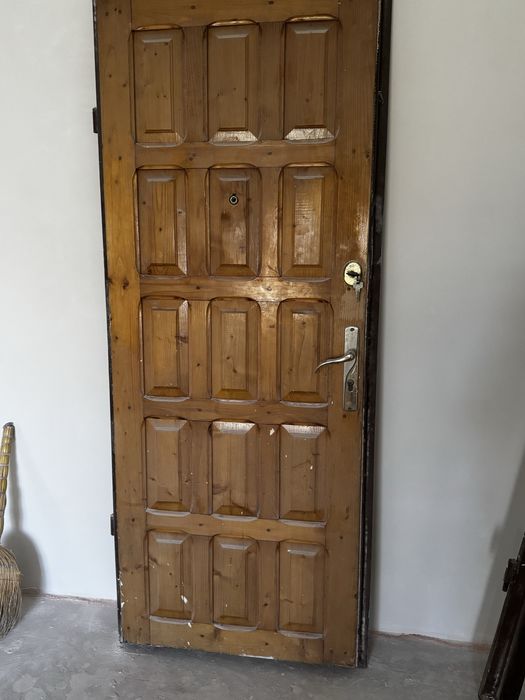 Вхідні двері, залізні але обшиті деревом