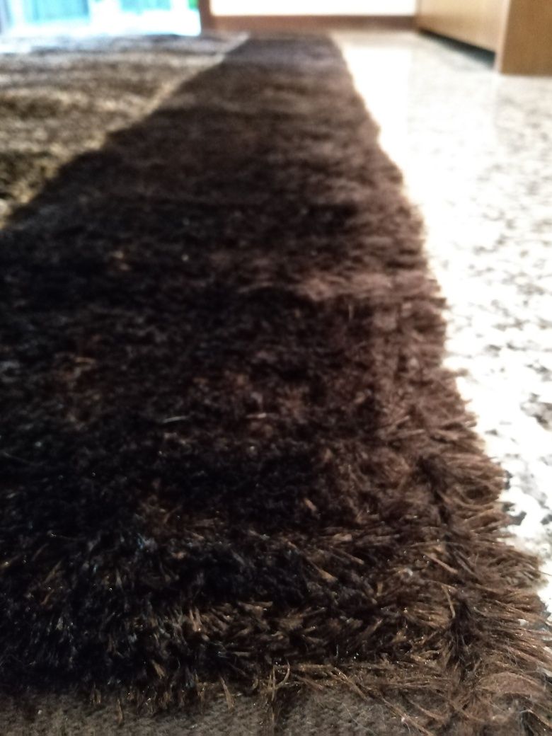 Carpete tons de castanho escuro