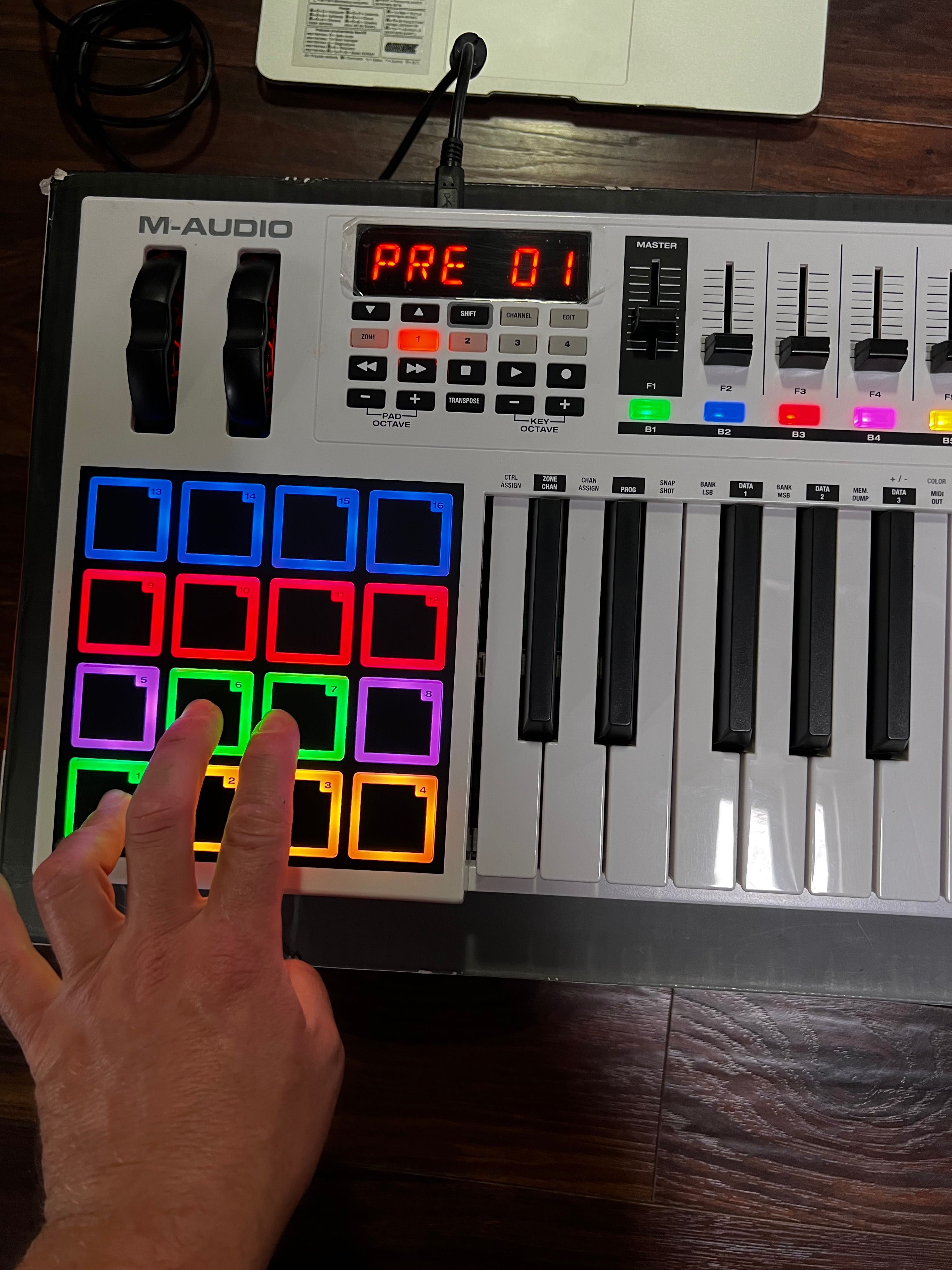 M-AUDIO CODE 25 white MIDI karton klawiatura sterująca