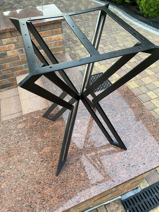 Stolik kawowy zaprojektowany w nowoczesnym stylu