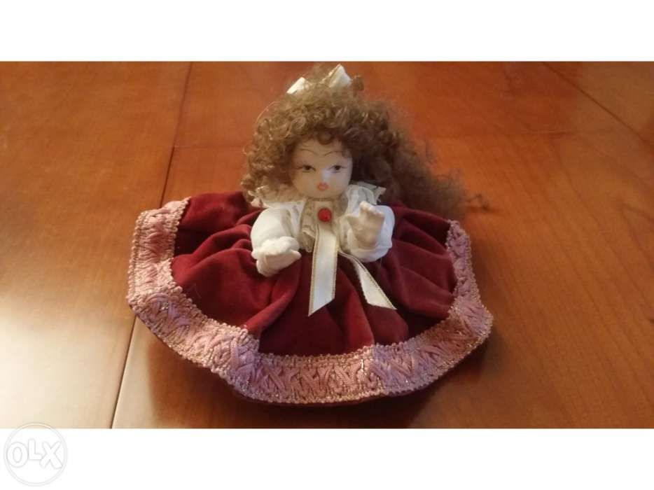 Boneca de porcelana com vestido vermelho