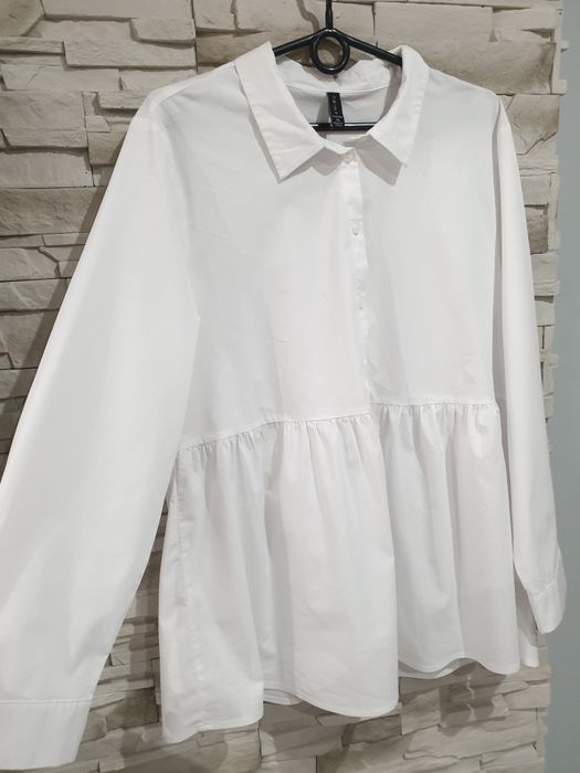 Biała koszula z falbanką typu tunika Amisu XL