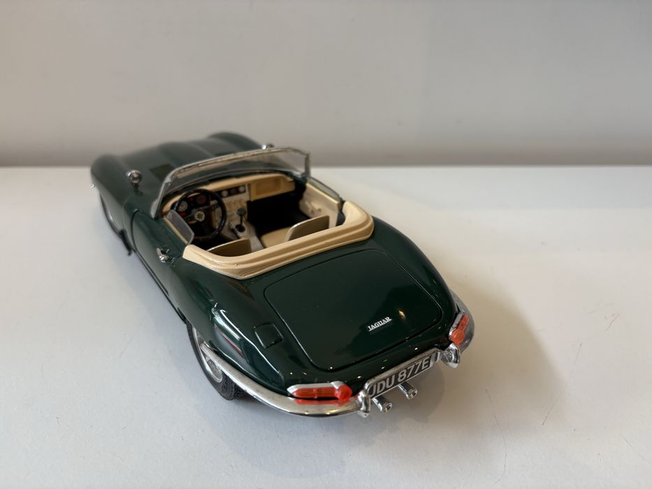 Model Jaguar E Type 1:18 BBurago Burago (maisto welly)