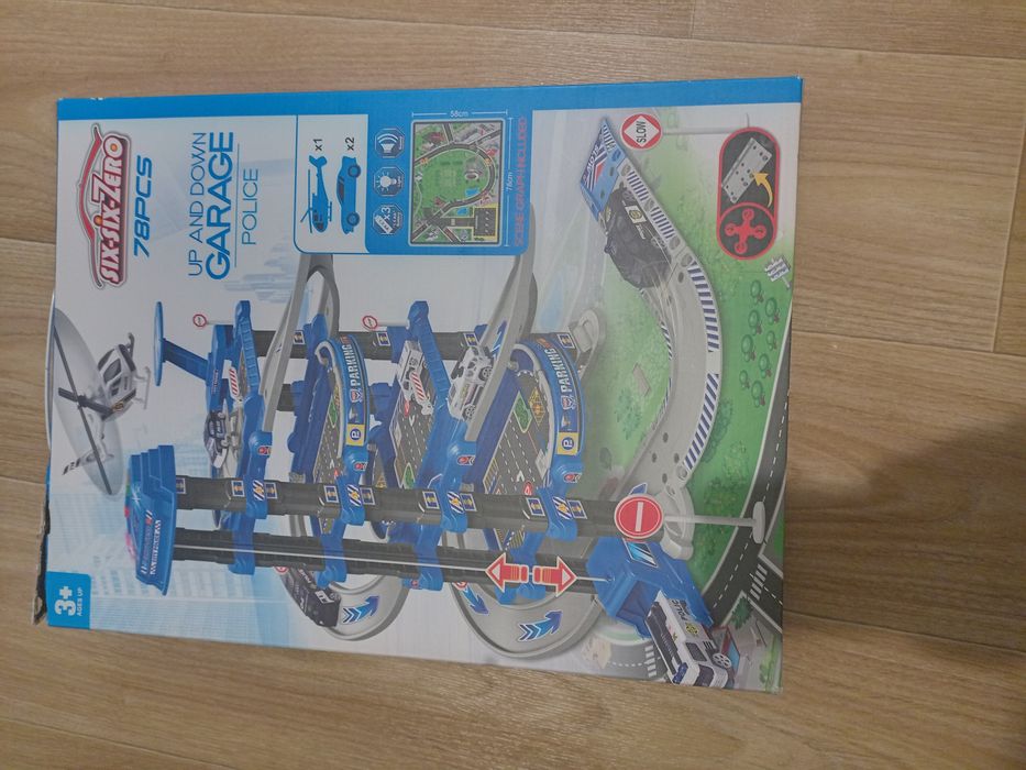 Поліцейський гараж з ліфтом