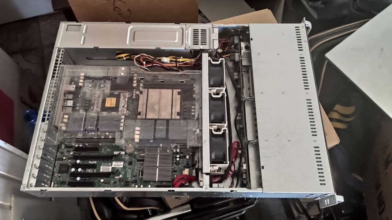 Стоечный сервер Supermicro Шасси: CSE-825 высотой 2U