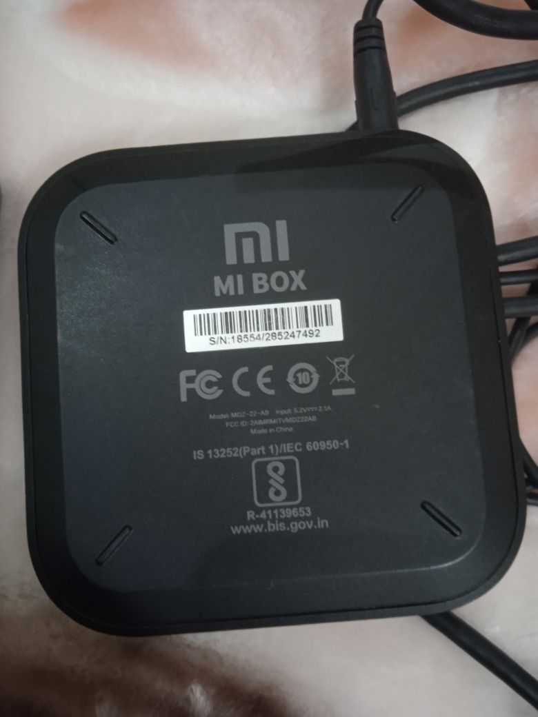 Продам смарт приставку для телевизора Mi box в идеальном состоянии