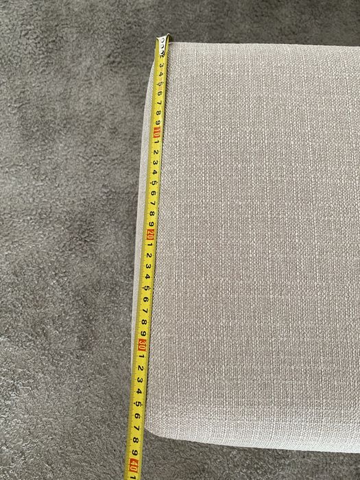 Banqueta estofada em tom acinzentado nova