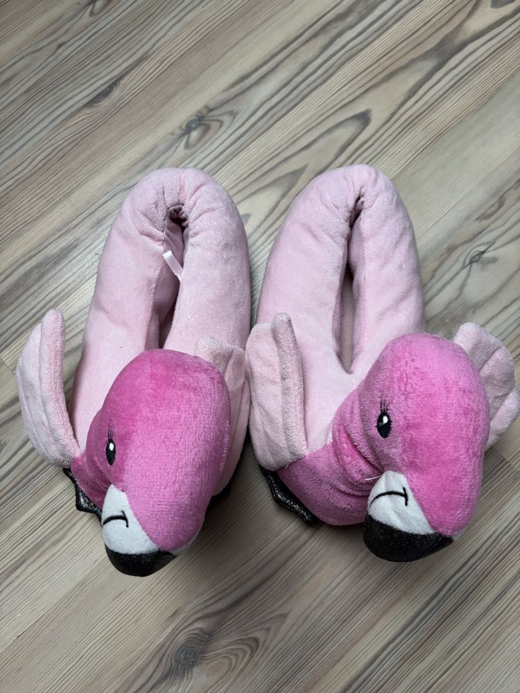 Różowe kapcie flamingi reserved