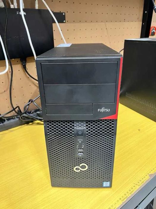 Fujitsu P556 E85+ - PC Desktop Preto