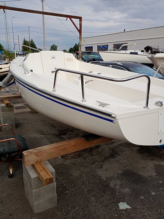 Piękny Jacht z silnikiem zaburtowym