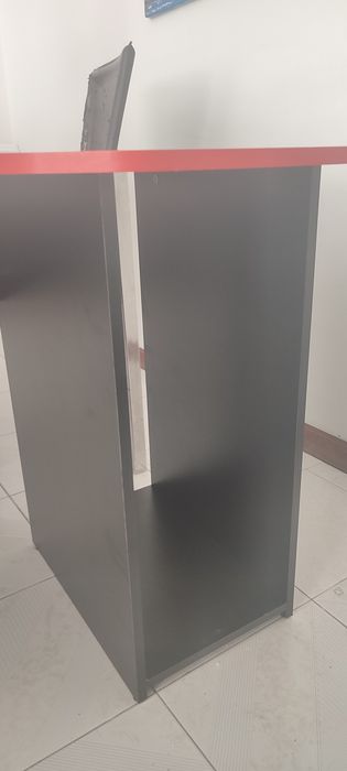 Secretária em ótimo estado