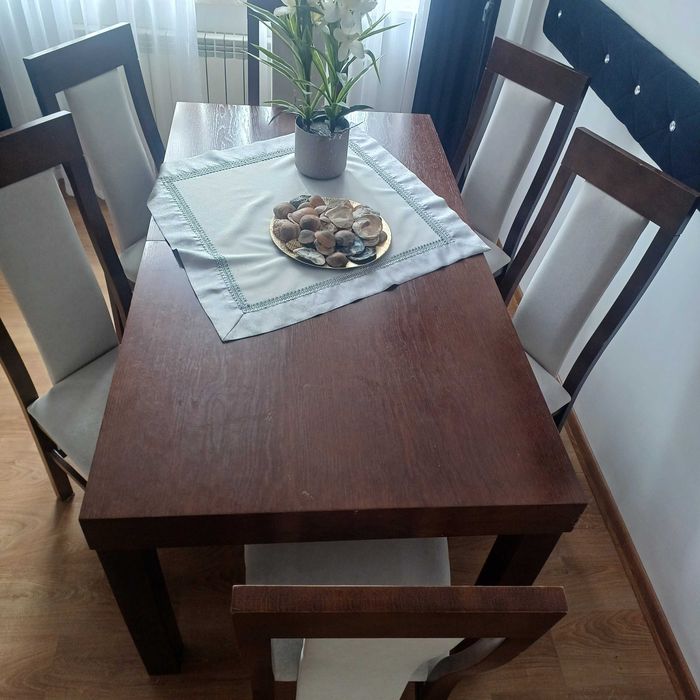 Stół do salonu z krzesłami