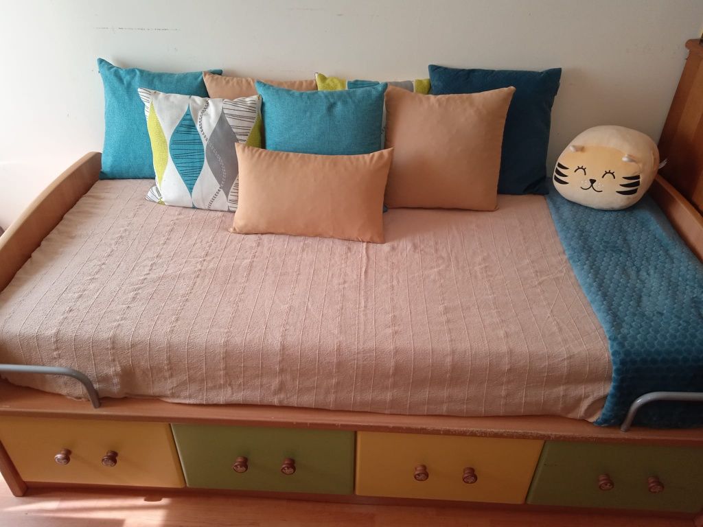 Cama solteiro com 4 gavetas