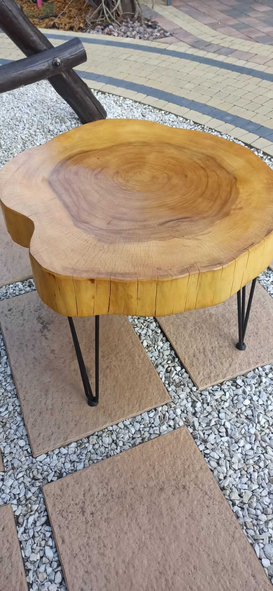Stolik kawowy z drewna plaster