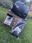 Czarny kask TSG.