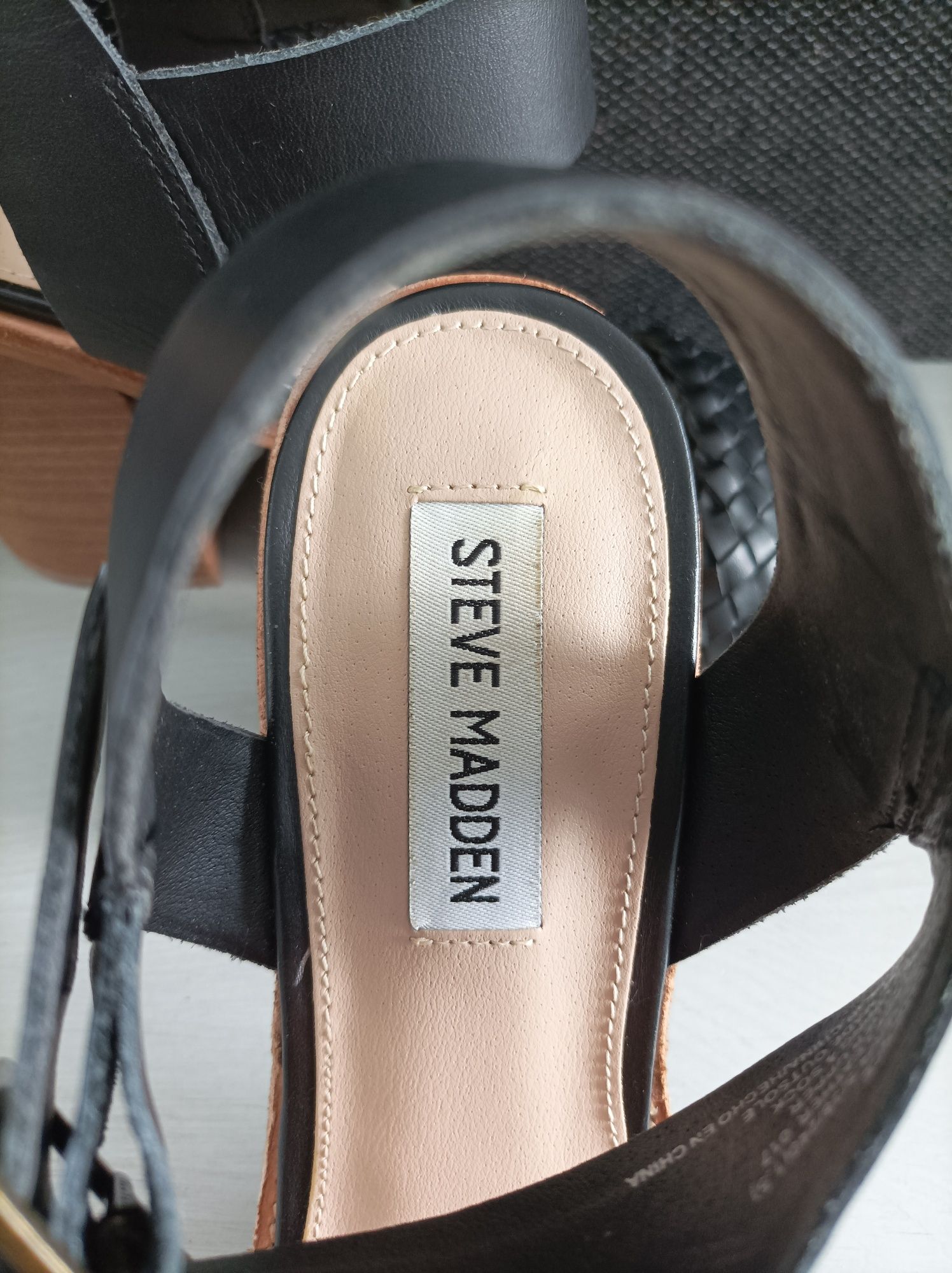 Skórzane sandałki na słupku Steve Madden