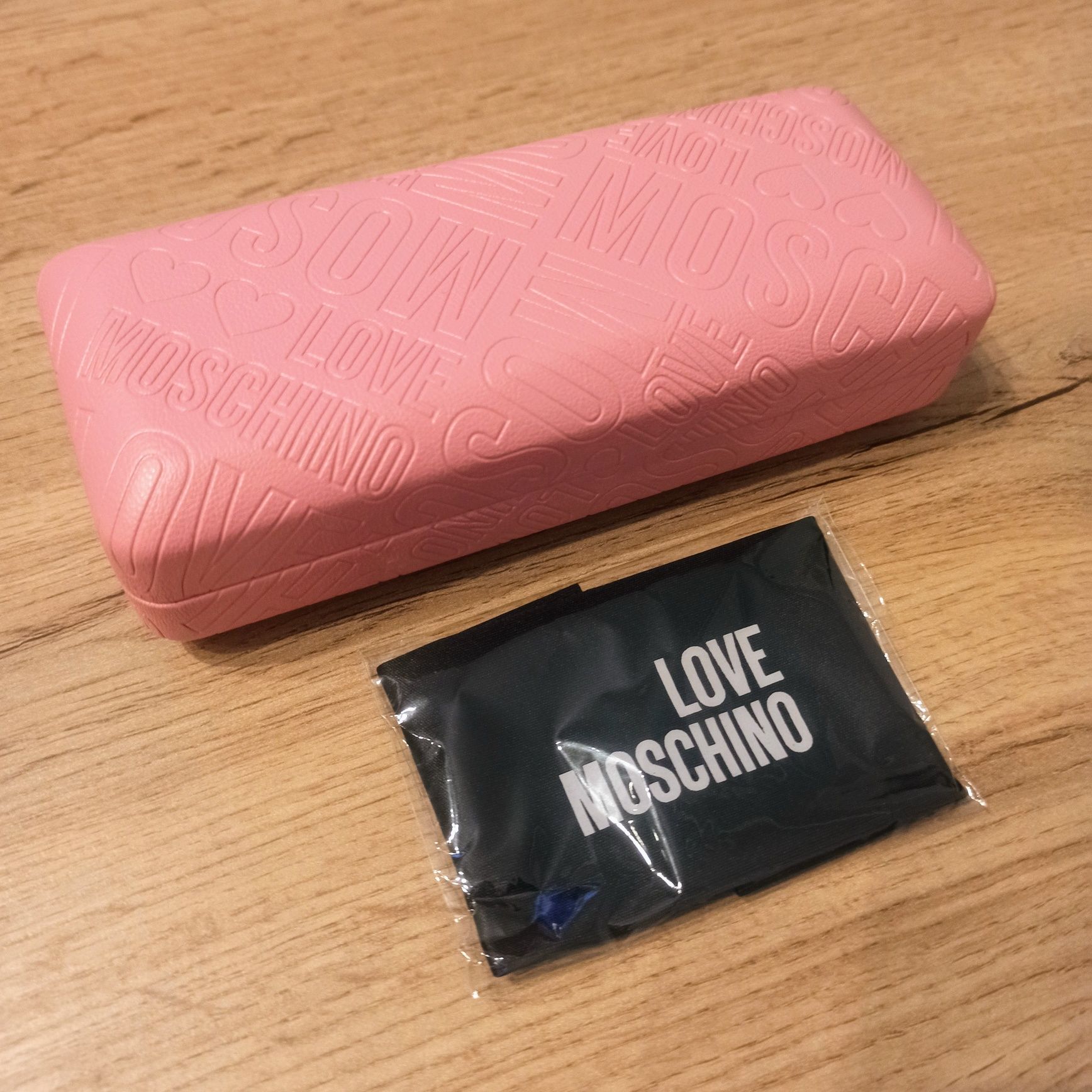 Oryginalne etui na okulary marki Love Moschino + ściereczka