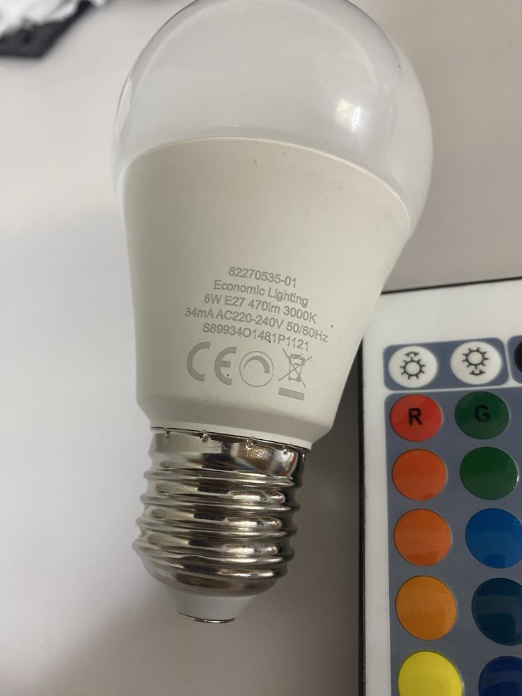Żarówka LED zmieniająca kolory