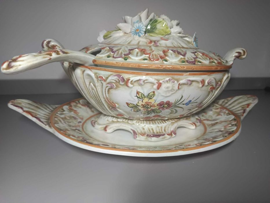 Terrina Antiga em Faiança – Decoração Floral e Relevos