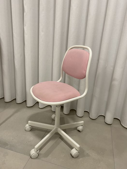 Cadeira criança IKEA rosa com rodas