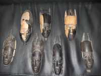Conjunto de pequenas máscaras africanas
