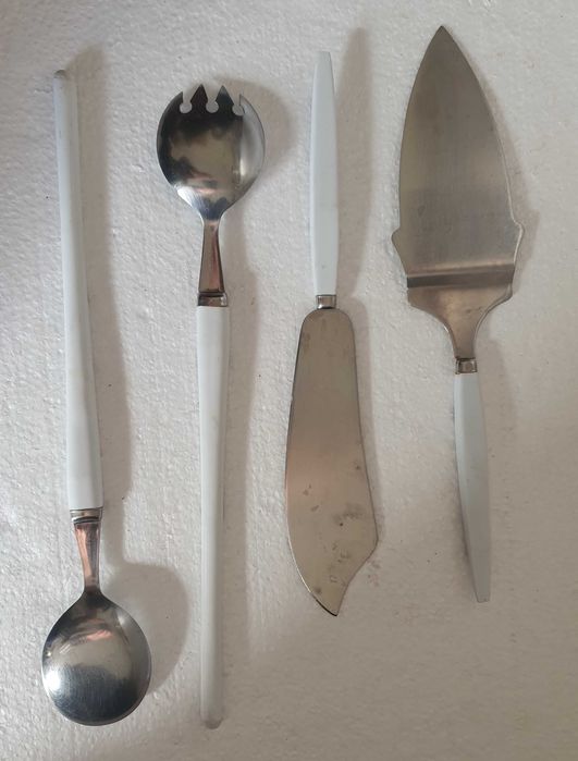 Serviço de 6 Peças: Prato, Taça e 4 Talheres antigos - China