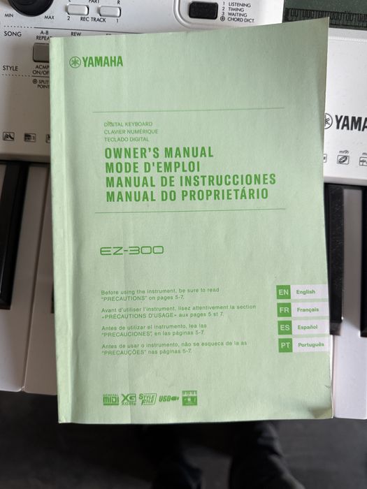 Синтезатор с подсветкой клавиш YAMAHA EZ-300, + стойка, + чехол