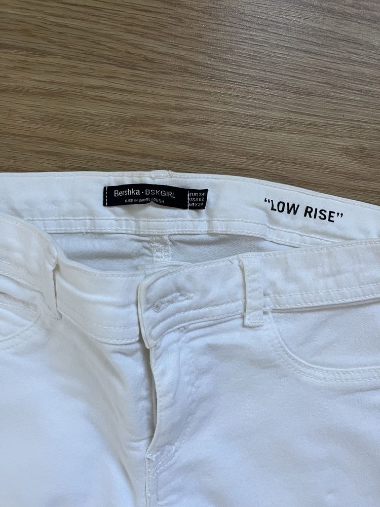 Calças de ganga branca da Bershka