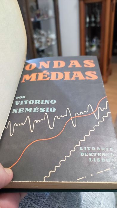 Ondas Médias por Vitorino Nemésio