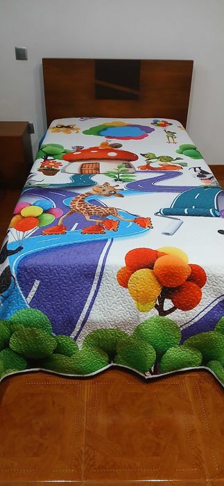 Vendo cama + colchão de solteiro + mesinha de cabeceira