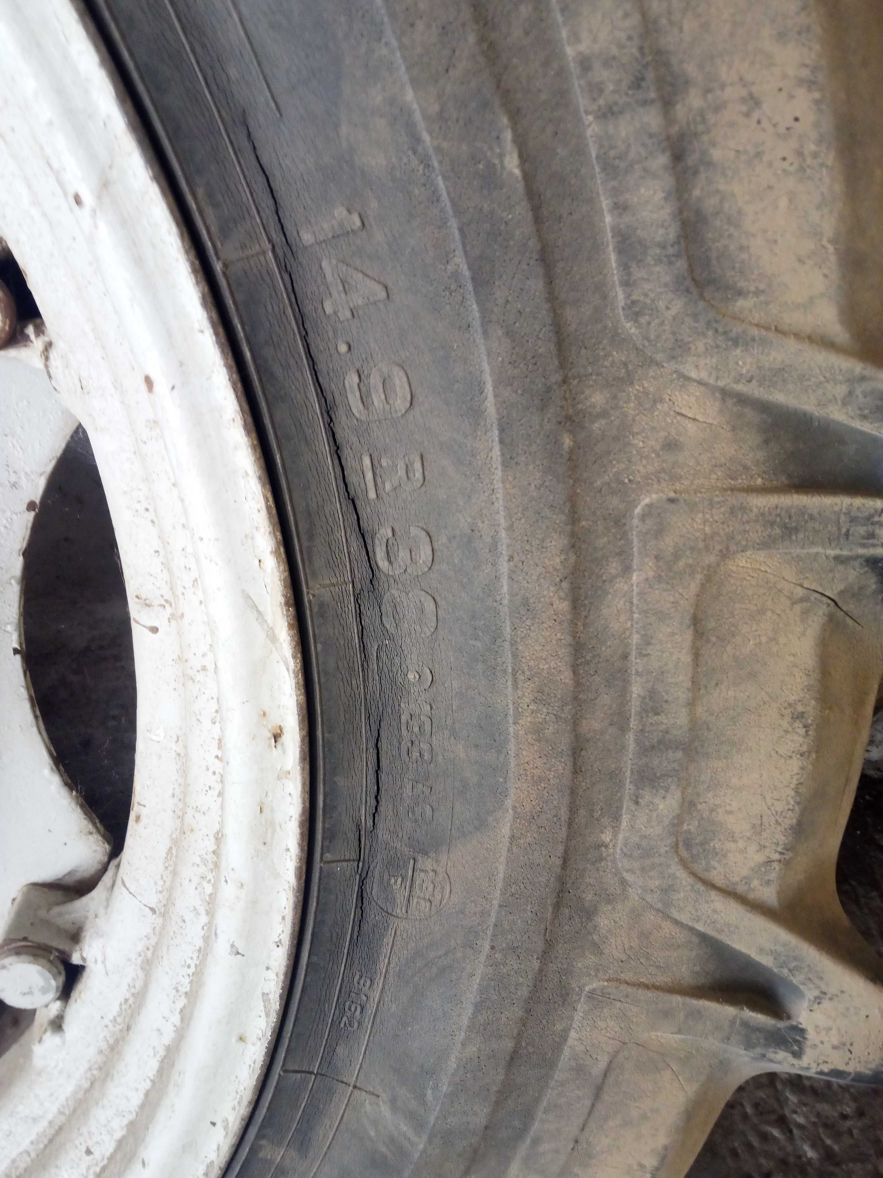 Koła kompletne 14.9 R38 Renault