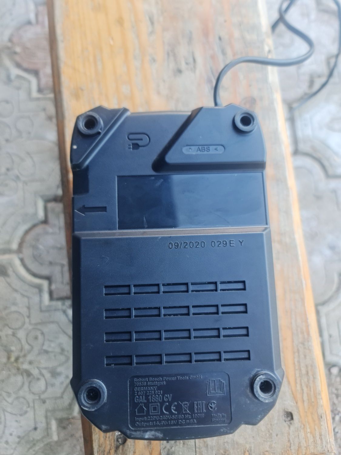 Продам робоче зарядне bosch